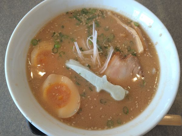 「スサノオラーメン ￥950」@出雲の國 麺家 出雲縁結び空港店の写真