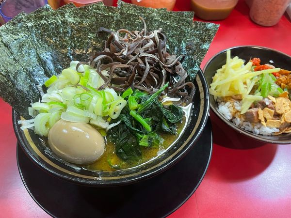 「ラーメン＋のり＋きくらげ＋薬味ねぎ＋半賄い飯」@家系ラーメン とらきち家の写真
