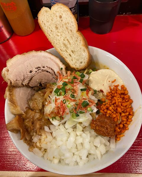 「限定 エビクリーム 400g  豚マシ  たまねぎ」@ラーメン鷹の目 北千住店の写真