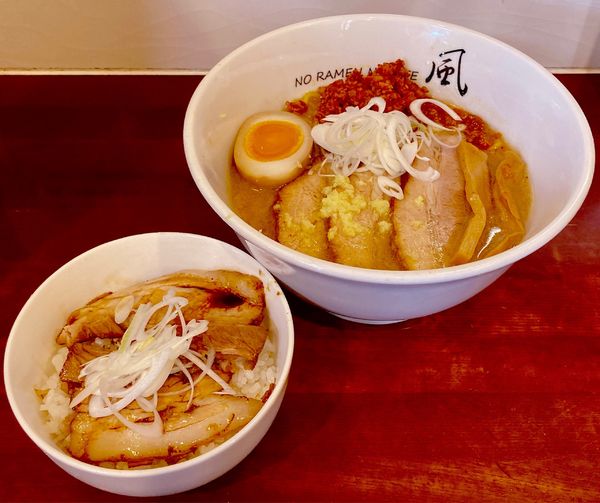 「辛味噌チャーシュー＋炙りチャーシュー丼」@らーめん風の写真