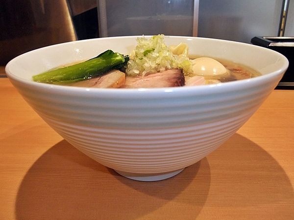 「塩特製らぁ麺」@らぁ麺 すぎ本の写真