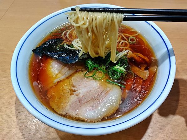 「醤油らぁ麺」@らぁ麺 すぎ本の写真