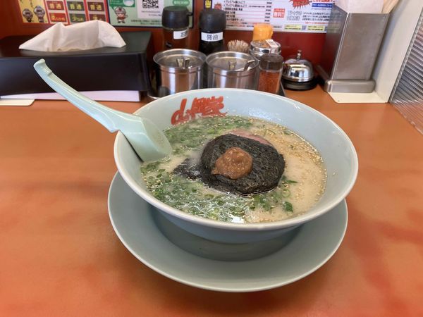 「朝ラーメン510円＋替え玉100円」@ラーメン山岡家 さいたま丸ヶ崎店の写真