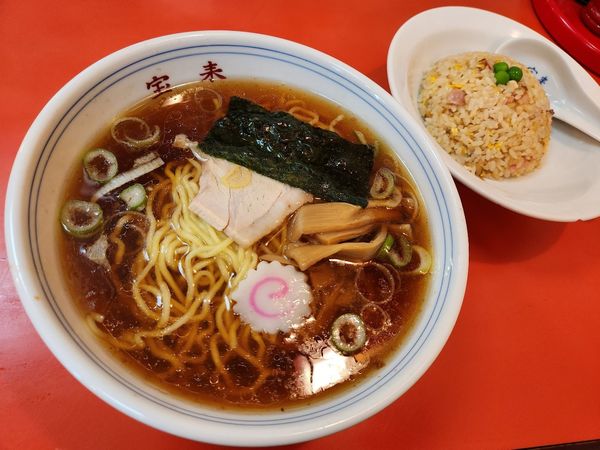 「ラーメン　半チャーハン」@中華料理 宝来の写真
