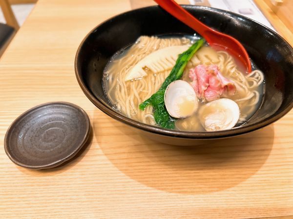 「はまぐりと焼きあごの塩ラーメン」@焼きあご塩らー麺 たかはし 越谷レイクタウン店の写真