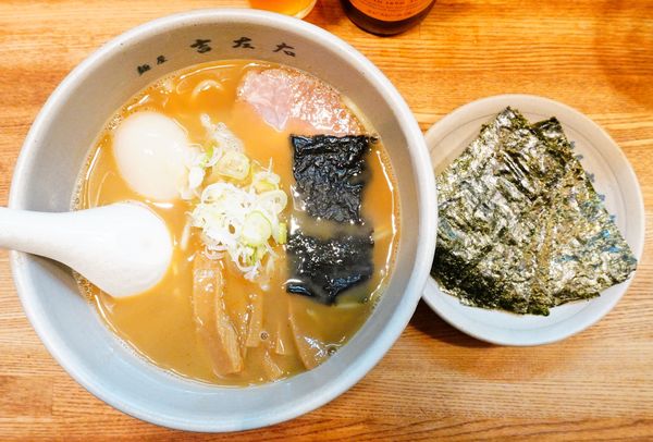 「味玉らーめん＋のり＋エビスビール（小瓶）」@麺屋吉左右の写真