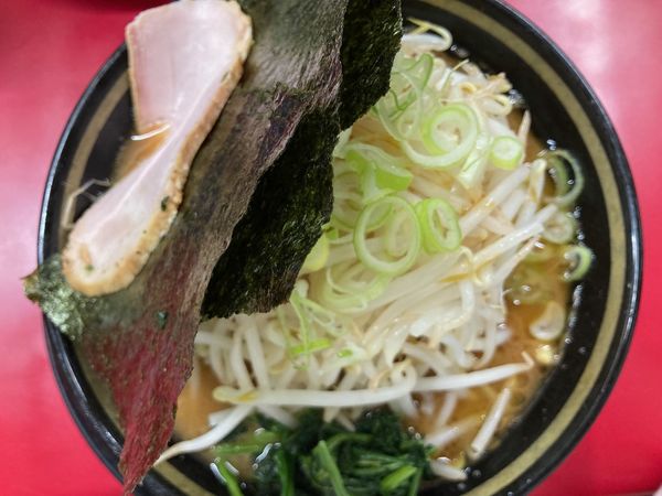 「ラーメン 800円（ねぎもやし+100円）」@家系ラーメン 王道家の写真