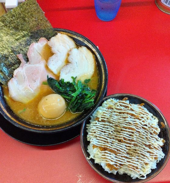 「ラーメン 800円＋味玉 100円＋バラ 50円×2」@家系ラーメン王道家直伝 との丸家 松飛台店の写真