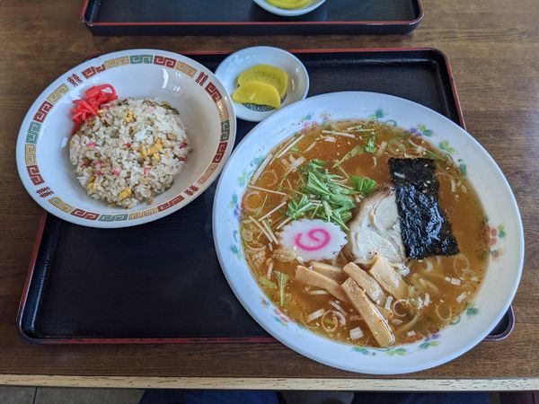 「ピリ辛塩しなそば（半チャーハンセット）」@若大将の写真