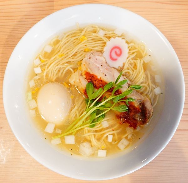 「貝だし汐ラーメン＋味玉」@クラム&チキンヌードル クラチキの写真