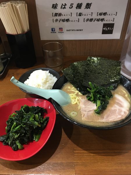 「並　醤油　小ライス　ほうれん草」@らーめん家 せんだい 横浜駅西口店の写真