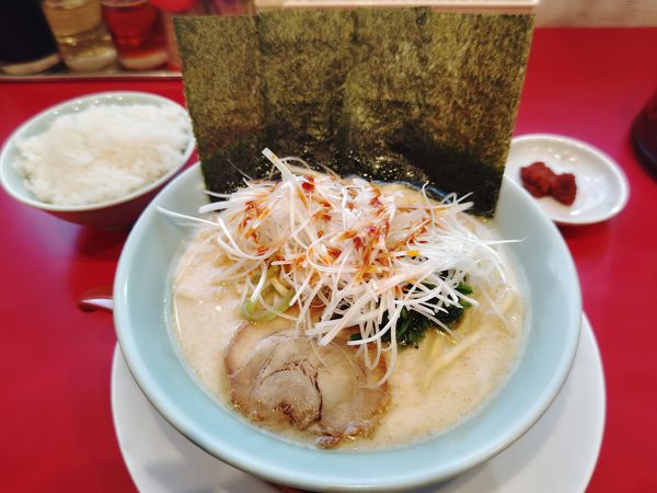 「豚骨醤油辛ネギラーメン＆辛玉１０００円ライス」@葵一家の写真