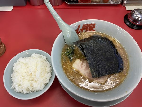 「味噌ラーメン￥６９０　半ライス￥１３０」@ラーメン山岡家 愛知刈谷店の写真