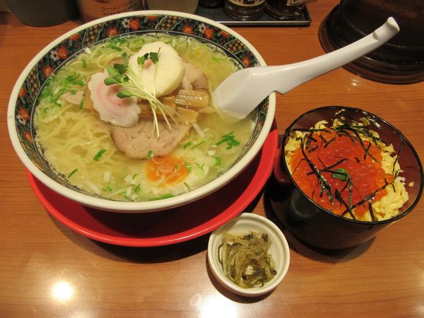「塩ラーメン＆北海道産いくら丼（１６００円）」@函館麺厨房 あじさい 東京ラーメンストリート店の写真