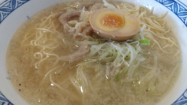 「豚肉スープのこくネギラーメン 柳麺ver.」@中国ラーメン 揚州商人 東池袋店の写真