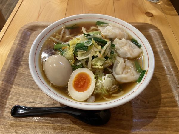 「ワンタン野菜ラーメン、奥久慈卵味玉(1000円)」@らぁ麺屋まるわの写真