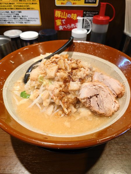 「味噌山大麺マシ  ニンニクマシ  アブラマシ  カラメ」@豚山 大森店の写真