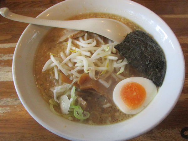 「醤油らーめん太麺 800円」@メガらーめんの写真
