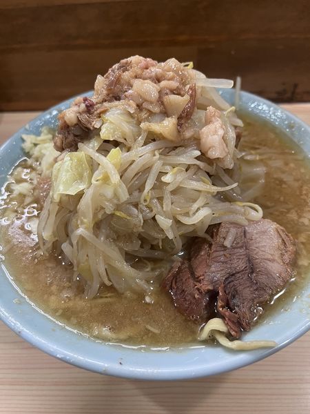「ラーメン麺少なめ　ニンニクちょいヤサイ　白」@ラーメン富士丸 明治通り都電梶原店の写真