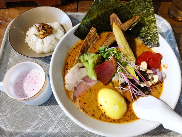 「スパイスラーメン(カレーナッツご飯·ラッシー)·スペシャル」@スパイスラーメン 点と線. 下北沢店の写真