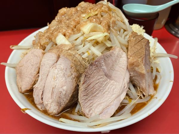 「ラーメン大盛り 豚2枚 ヤサイマシニンニクアブラマシマシ」@ラーメン悔いなしの写真