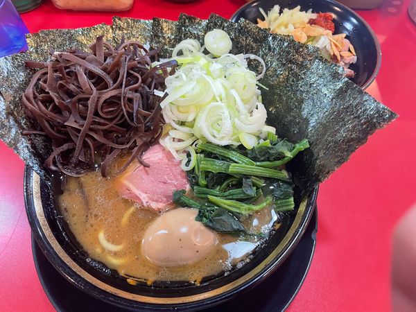 「ラーメン＋のり＋きくらげ＋薬味ねぎ＋半賄い飯」@家系ラーメン とらきち家の写真