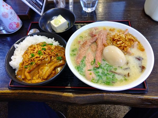 「豚もつラーメンとミニもつ煮カレーセット1,000円」@もつ煮 王里の写真