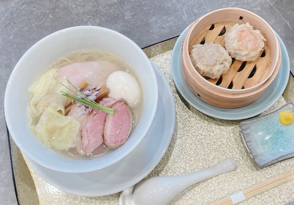 「中華蕎麦〈塩〉特上＋大焼売〈肉と海老〉」@宍道湖しじみ中華蕎麦 琥珀 池袋店の写真