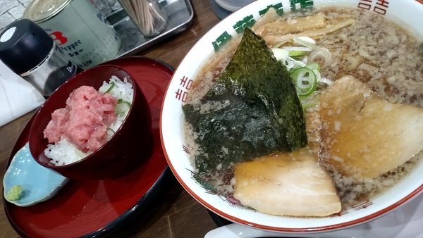 「黒の中華そば（850円税込）+まぐろ丼（400円税込）」@伊藤商店 玉村店の写真