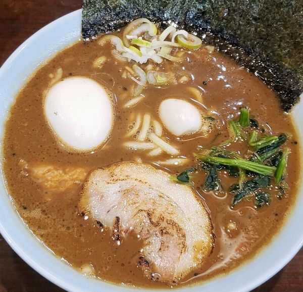 「魂心ラーメン（黒胡椒味噌）８９０円＋無料ライス」@鹿嶋魂心家の写真