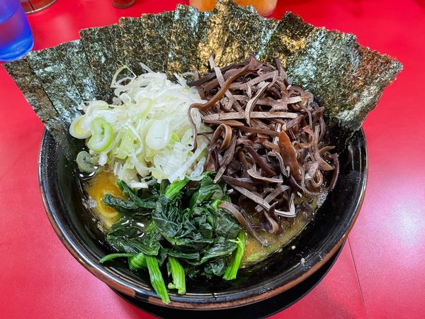 「中盛ラーメン＋のり＋きくらげ＋薬味ねぎ」@家系ラーメン とらきち家の写真