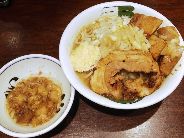 「ポン酢ミニ＋アブラ＋トロ豚　1050＋50＋250円」@ラーメン 雷 東京本丸店の写真