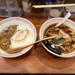 牛すじ入り安ざわ家のカレーと生姜醤油らーめんハーフ1300