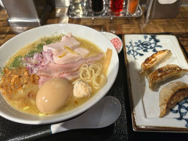 「特級濃厚鶏そば1280円、餃子3個280円」@特級鶏蕎麦 龍介 PLAY atre TSUCHIURA店の写真