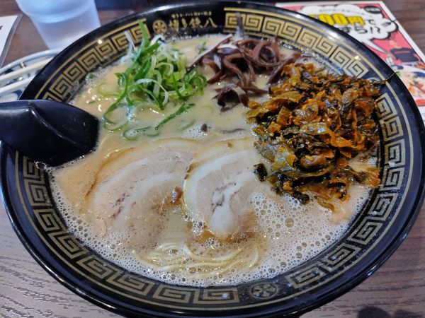 「豚骨ラーメン　：バリカタ　※㋗で５００円　＋辛子高菜：㋚」@博多鉄八 安曇野店の写真