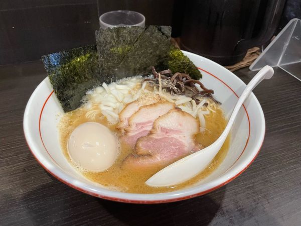 「特製豚骨らーめん(醤油) + 替玉」@三鷹食堂いなりの写真