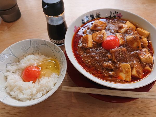 「豚骨麻婆麺とTKG」@ラーメンさくらまる 三田店の写真
