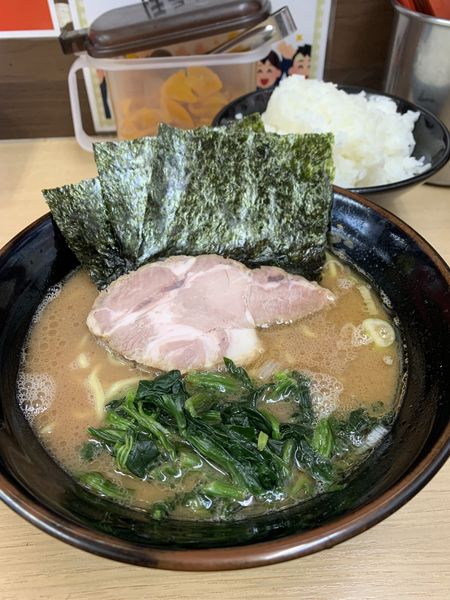 「ラーメン700円 大ライス無料」@横浜らーめん 武蔵家 池袋店の写真