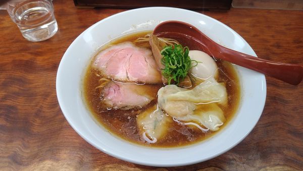 「特製醤油そば(煮玉子、海老ワンタン2個)¥1200-」@三馬路 東京店の写真