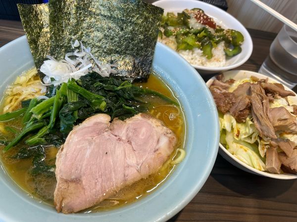 「ラーメン+キャベチャー ¥1,000  半ライス ¥50」@横浜家系豚骨醤油極太麺 侍 本店の写真
