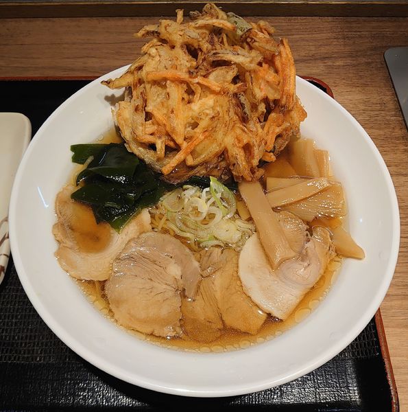 「チャーシュー麺+かき揚げ(670円)」@そば処中山道 大宮8・9番線店の写真