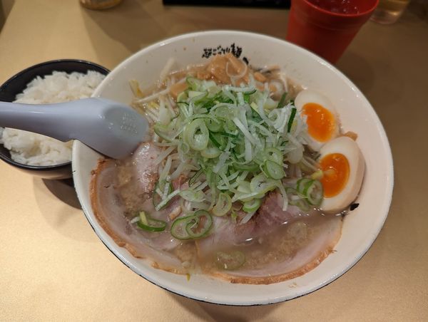 「醤油ラーメン850円+味玉100円」@超ごってり麺 ごっつ 秋葉原店の写真