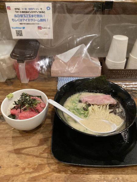 「豚骨ラーメン　マグロ丼セット　1130円」@らーめん 一空の写真