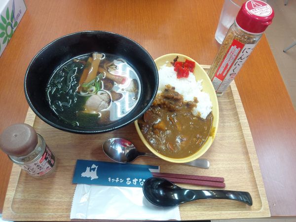 「ラーメンセット（醤油ラーメンとカレー）　７００円」@ラーメンとカレーの店 キッチンあすなろの写真