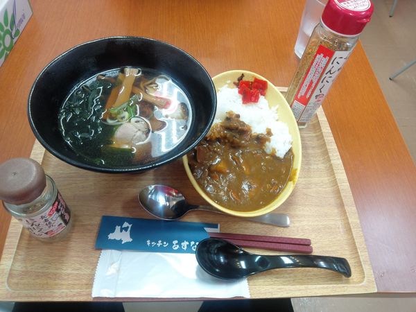 「ラーメンセット（醤油ラーメンとカレー）　７００円」@ラーメンとカレーの店 キッチンあすなろの写真