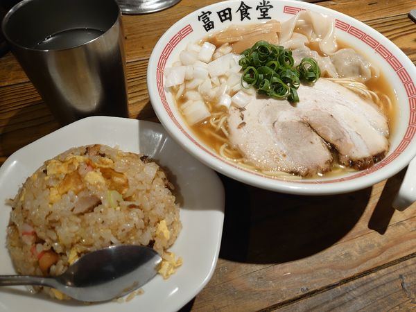 「煮干しそば850円ワンタン2個250円＋チャーハン小350円」@松戸中華そば 富田食堂の写真