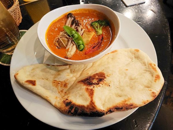 「バターチキンカレー たっぷり季節野菜と自家製ナンを添えて」@BLUES ALLEY JAPANの写真