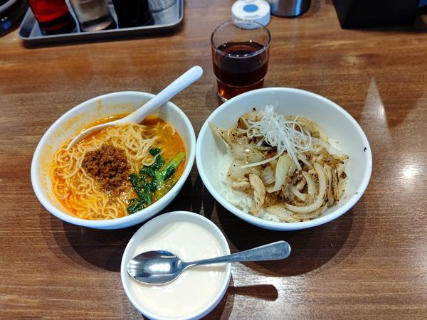 「日替り定食(半担々麺＋豚バラ塩焼肉丼)1,000円→500円」@陳麻家 高崎駅西口店の写真