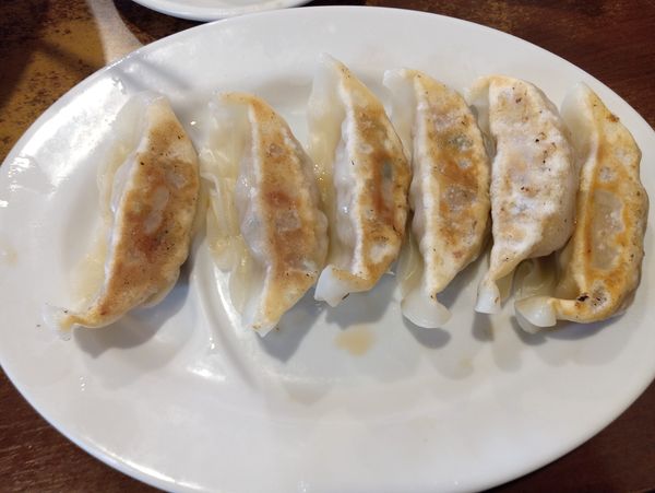 「餃子410円(無料券で無料)味噌ラーメン870円」@東京豚骨拉麺 しゃかりきの写真