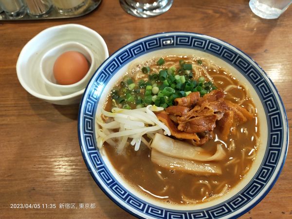 「徳島ラーメン＋生卵」@徳島ラーメン はるまの写真